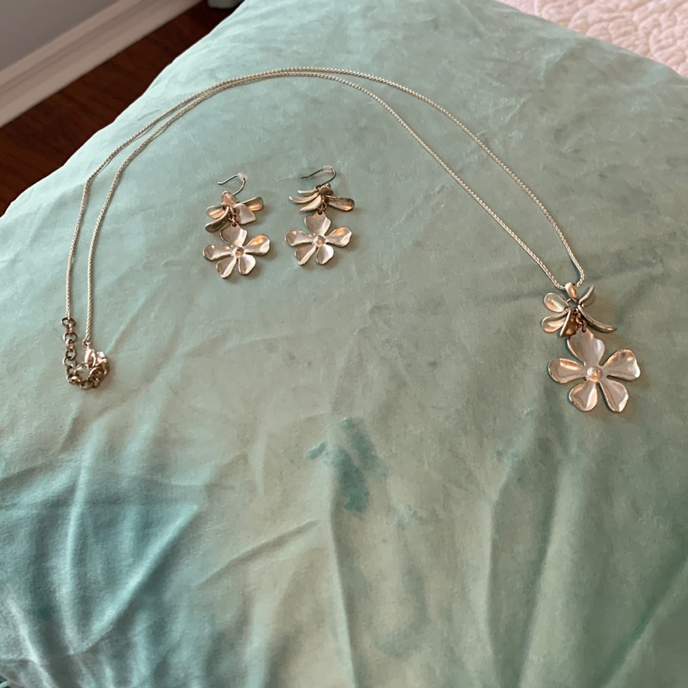 Lucky Brand silver flower pendant necklace with matching earrings